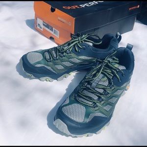 NEW Men”s 8.5 Merrell Hiking Shoes